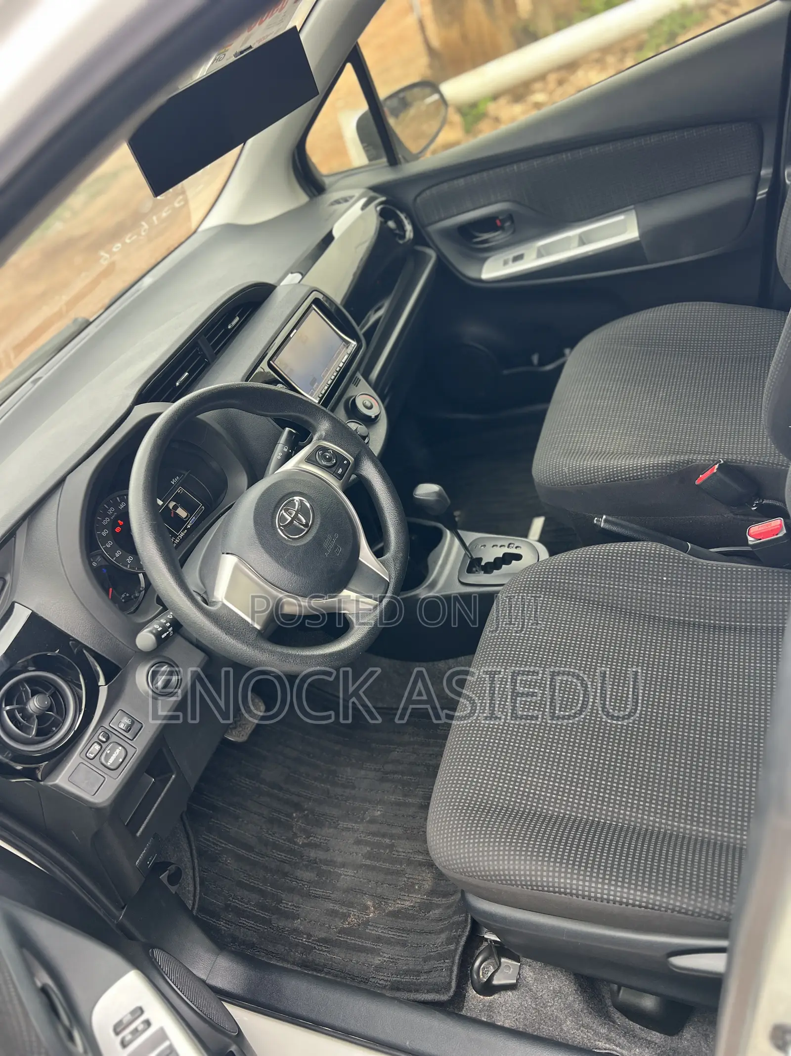 Toyota Vitz 1.3 AWD 5dr 2015 White