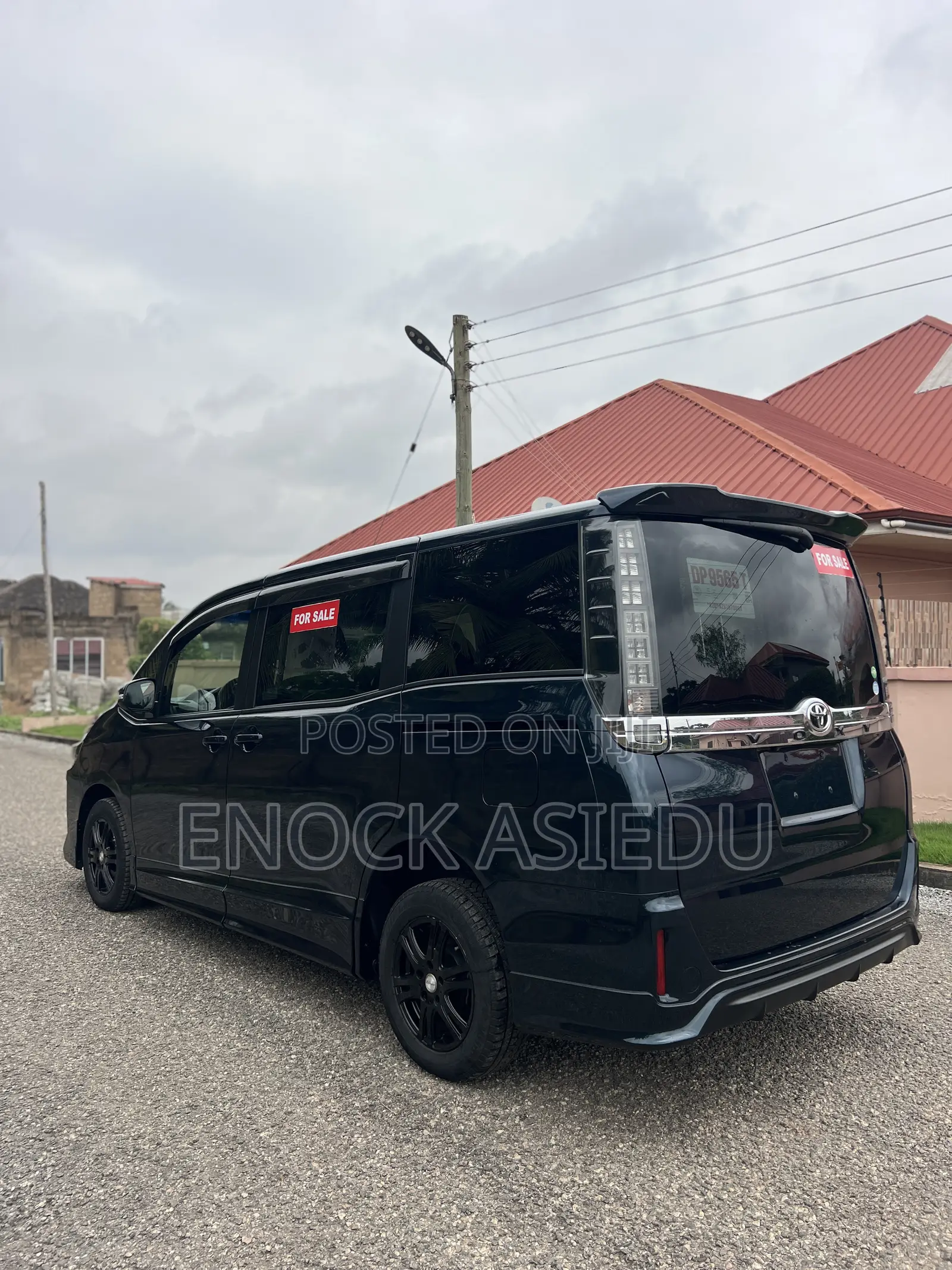 Toyota Voxy V 4WD 8-Seater 2015 Blue