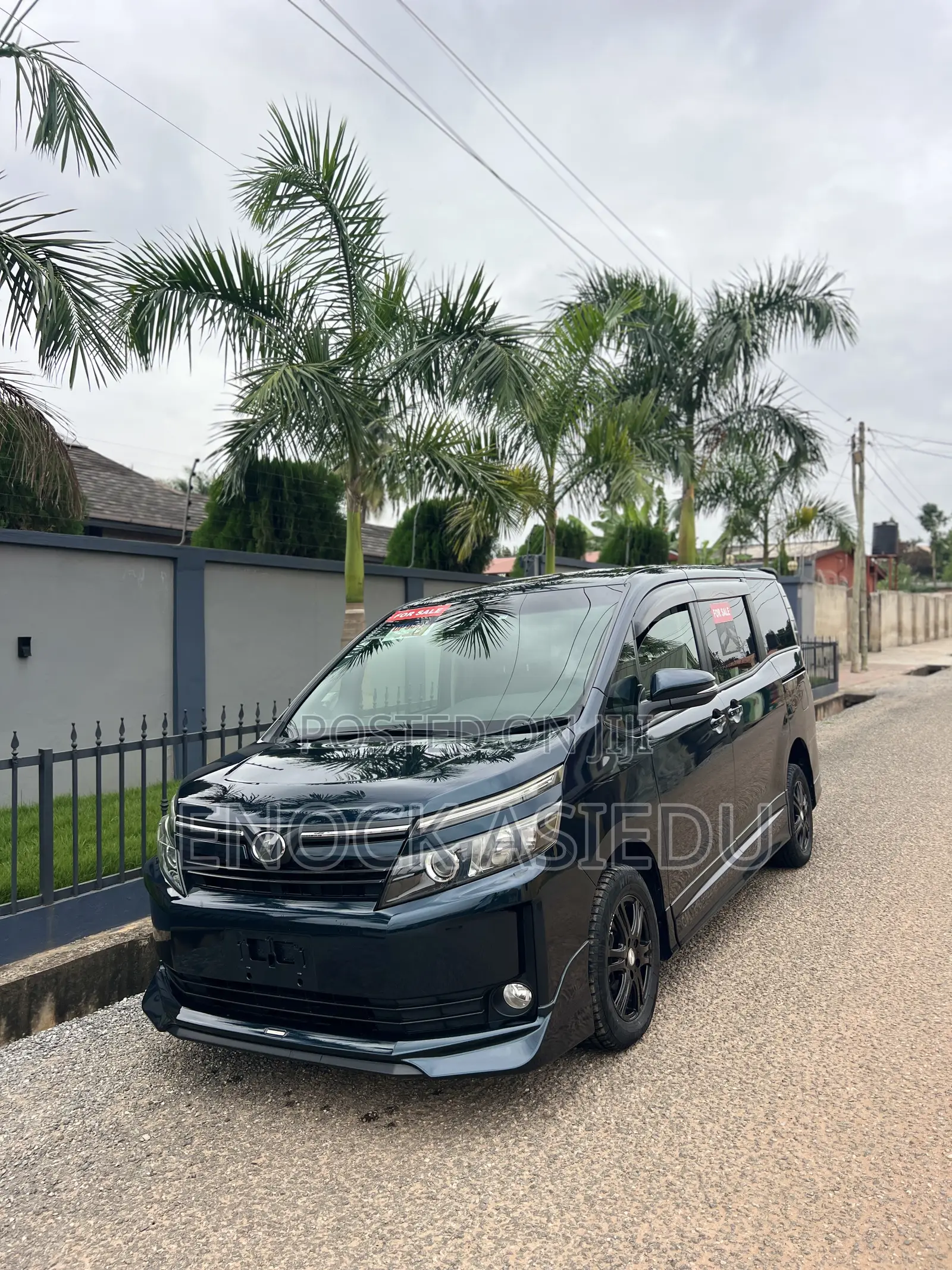 Toyota Voxy V 4WD 8-Seater 2015 Blue