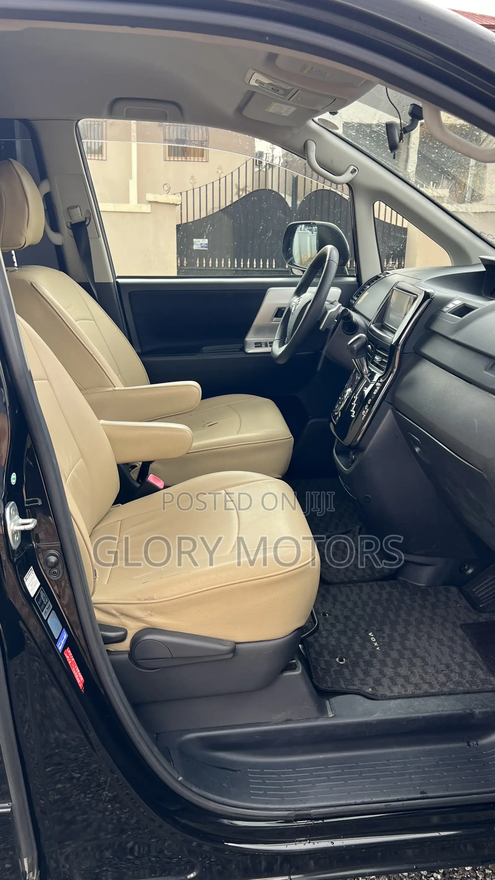 Toyota Voxy X 4WD 8-Seater 2013 Off white