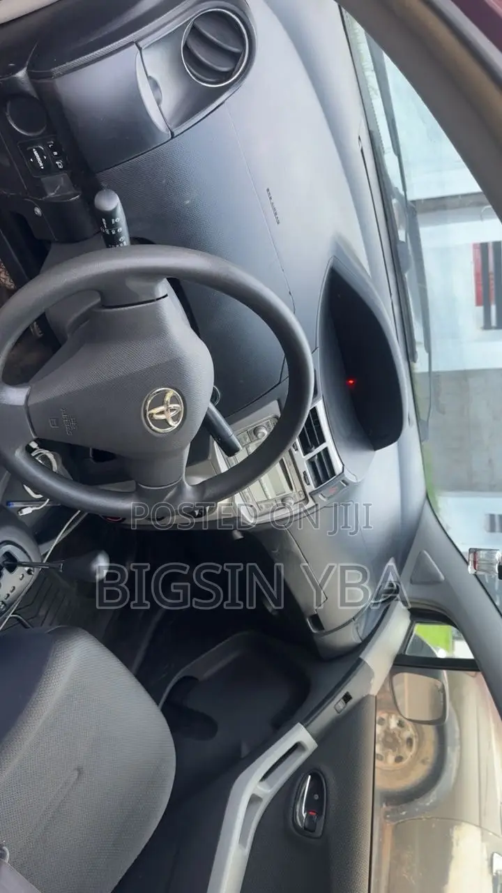 Toyota Vitz 1.3 AWD 3dr 2010 Brown