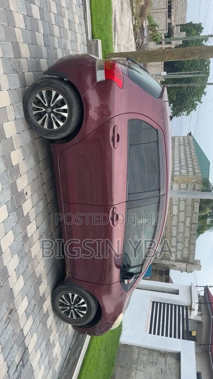 Toyota Vitz 1.3 AWD 3dr 2010 Brown