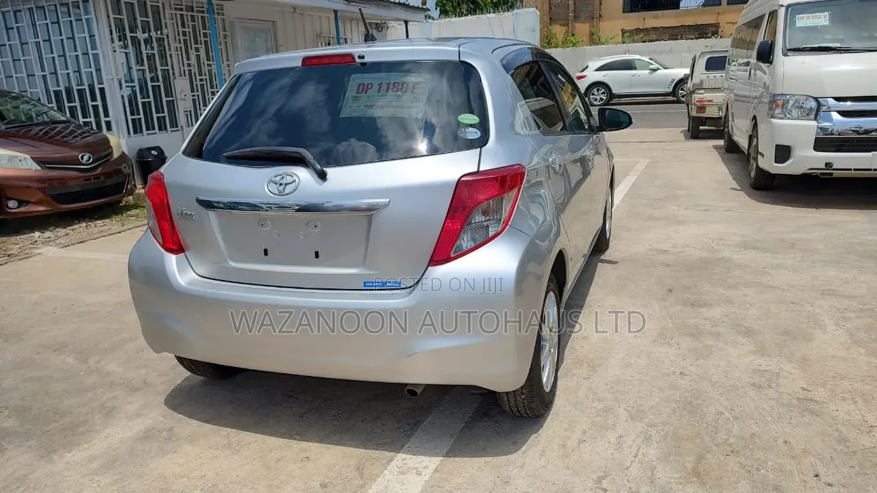 Toyota Vitz 2015 Silver