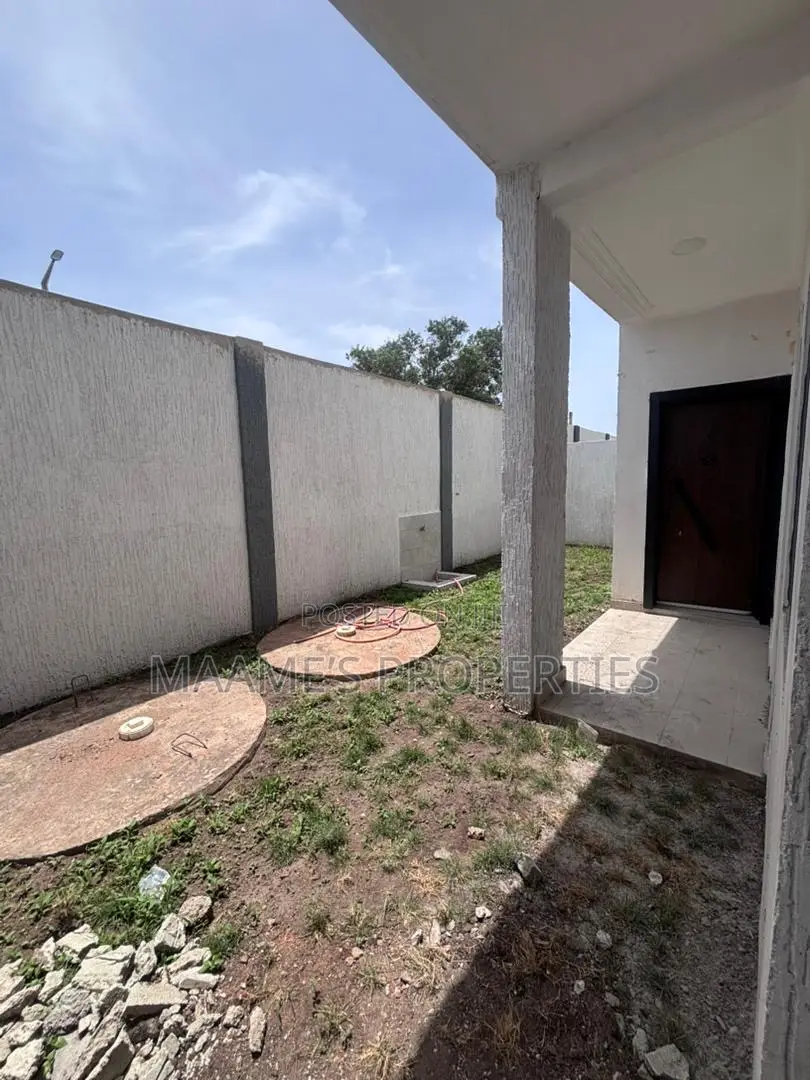 3bdrm Duplex in Airport Residential Area for sale