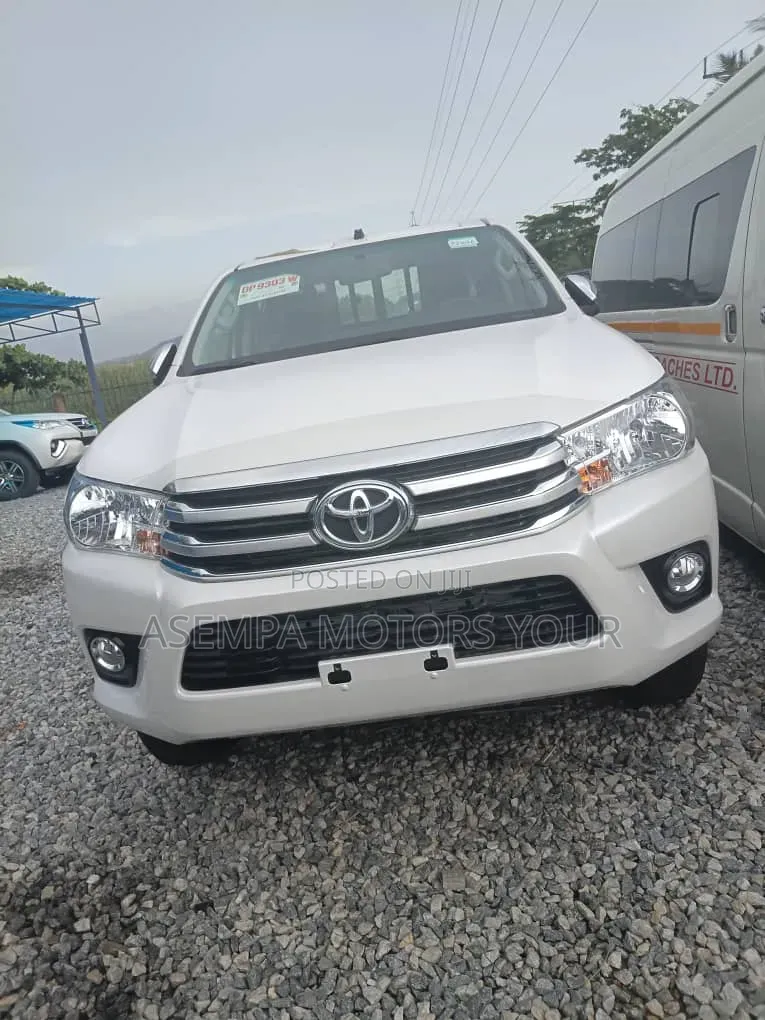 New Toyota Hilux 2025 White