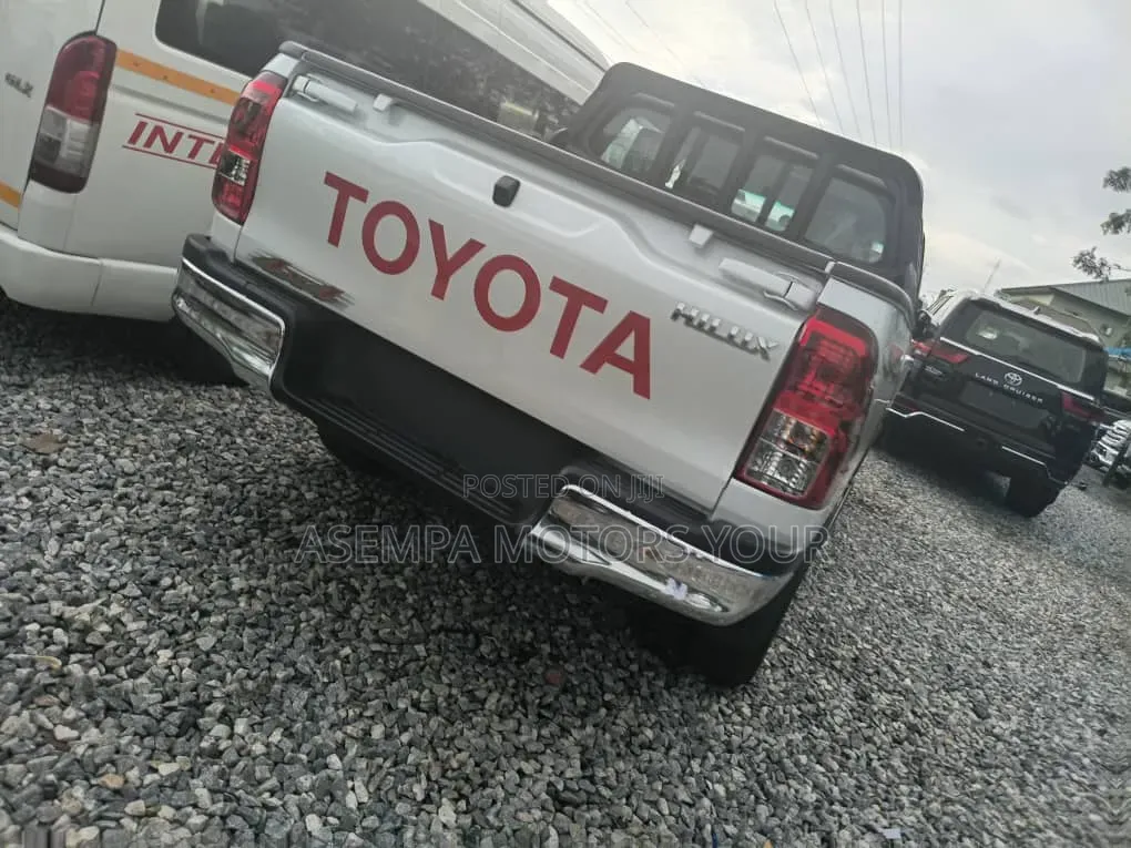 New Toyota Hilux 2025 White