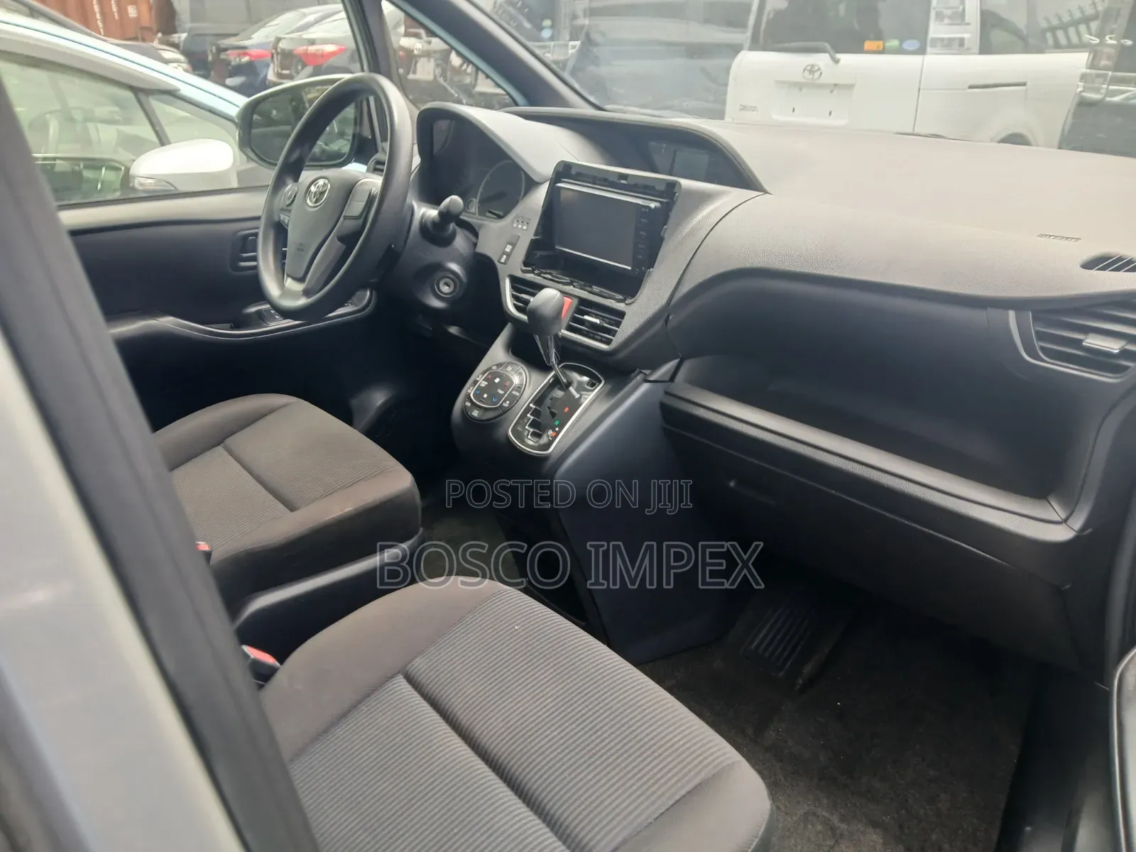 Toyota Voxy 2016 Silver