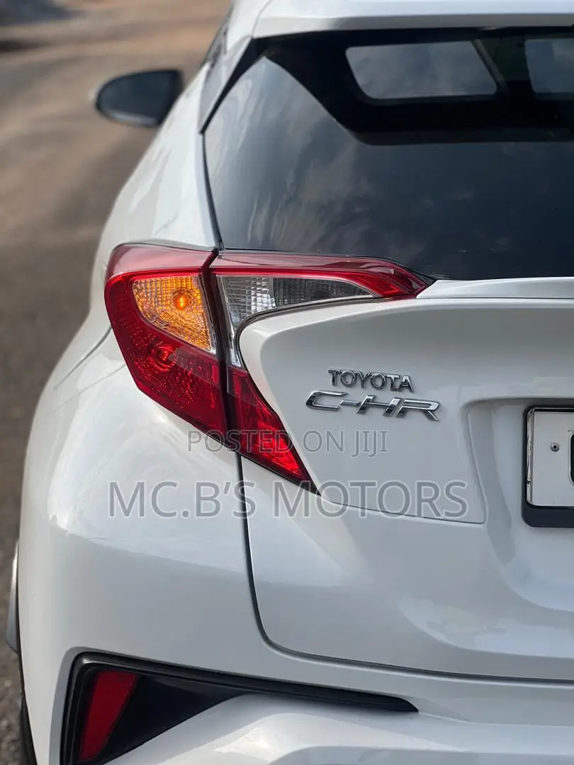 Toyota C-HR XLE FWD 2020 White