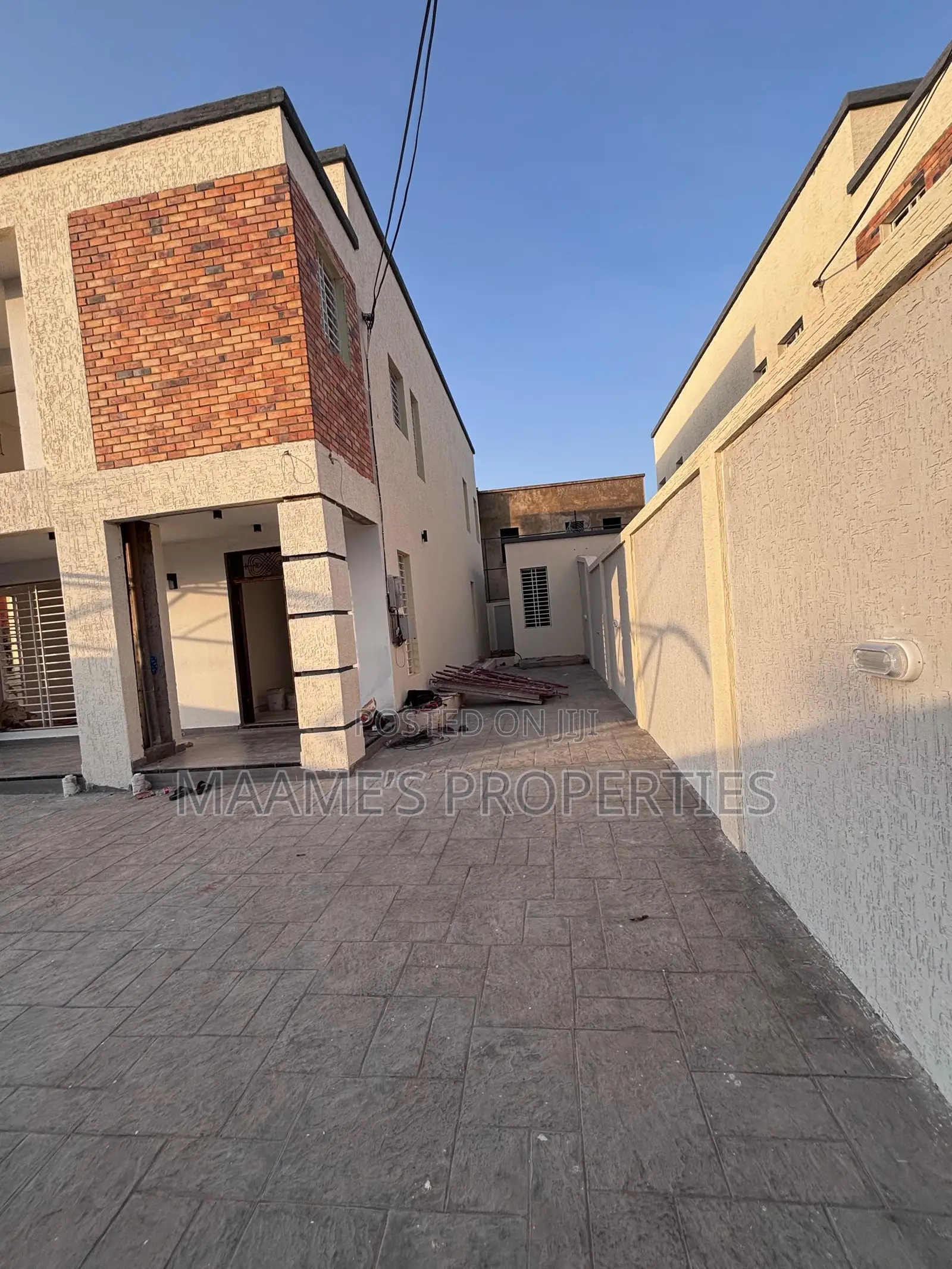 3bdrm Duplex in Adjiriganor for sale