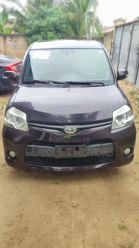 Toyota Sienta 2012 Brown