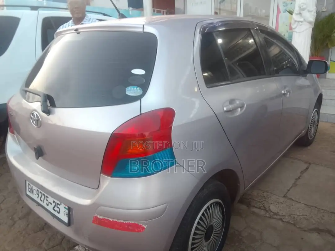 Toyota Vitz 2010 Silver