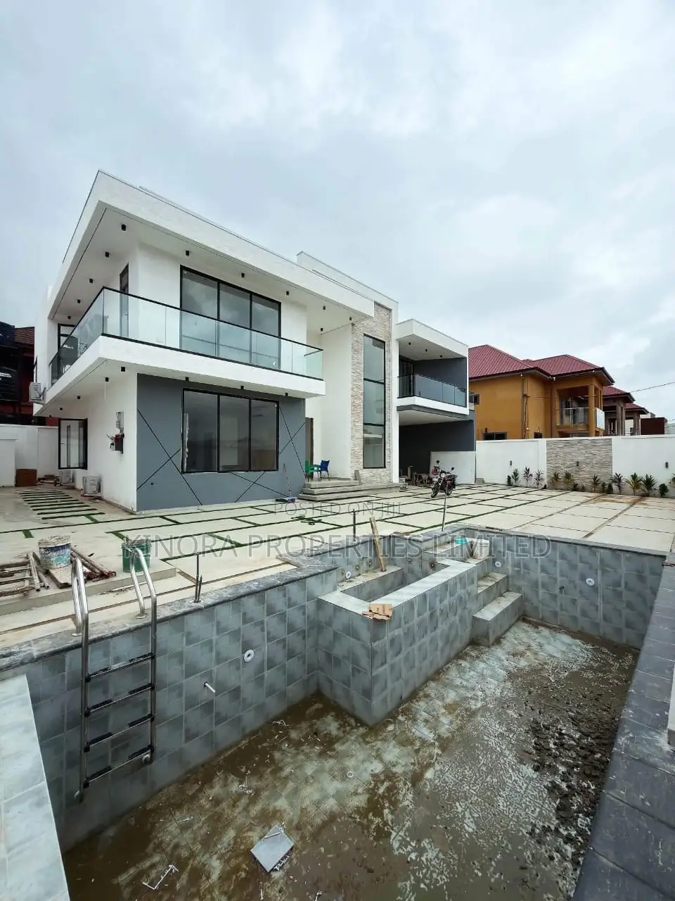 5bdrm Duplex in East Legon for sale