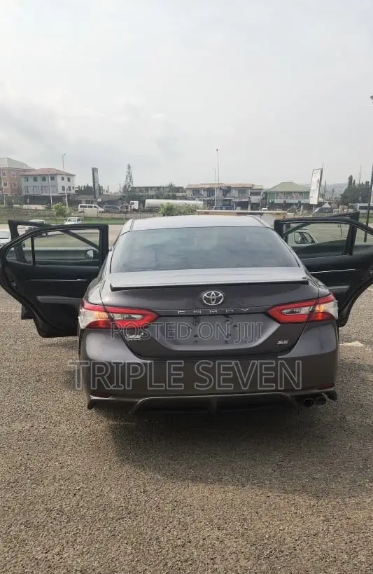 Toyota Camry SE FWD (2.5L 4cyl 8AM) 2018 Silver