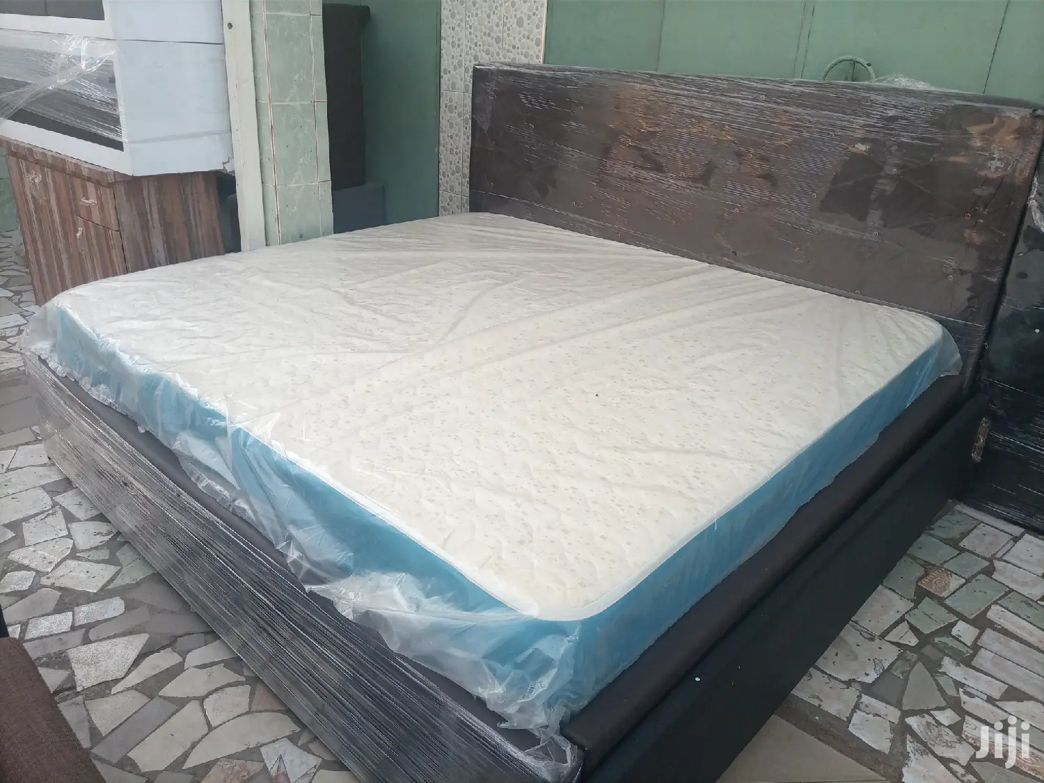 Classic Kingsize Bed With Matress