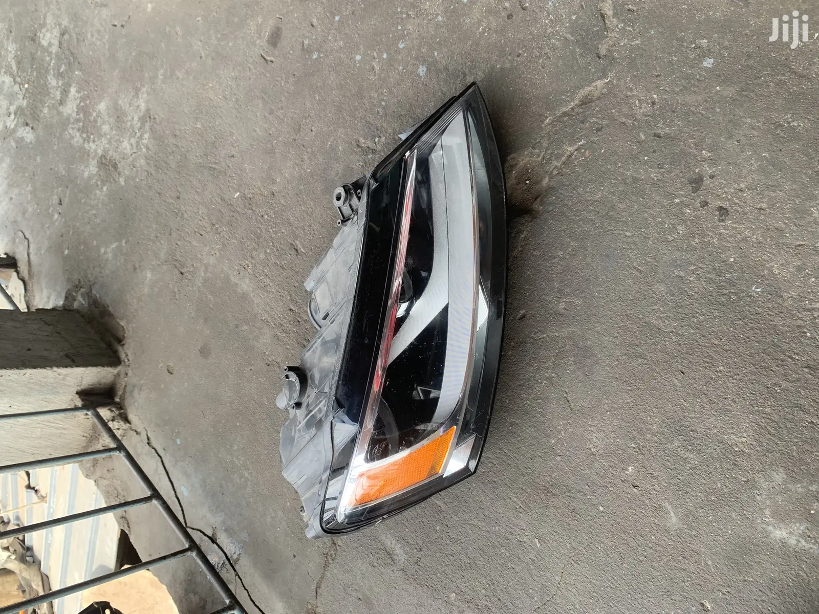 VW Passat Head Light