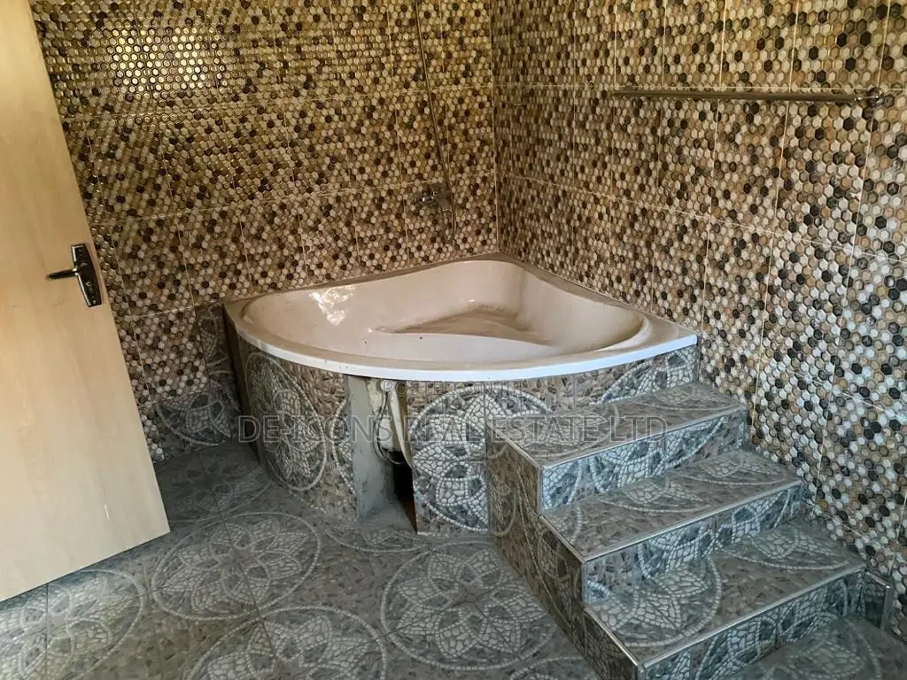 5bdrm House in De-Icons Real Estate, Awutu Senya East Municipal