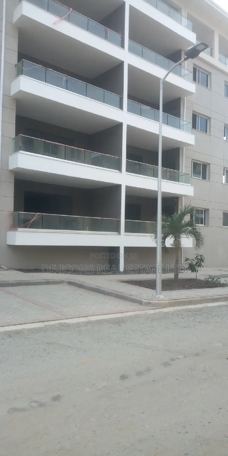 3bdrm Duplex in De-Icons Real Estate, Awutu Senya East Municipal