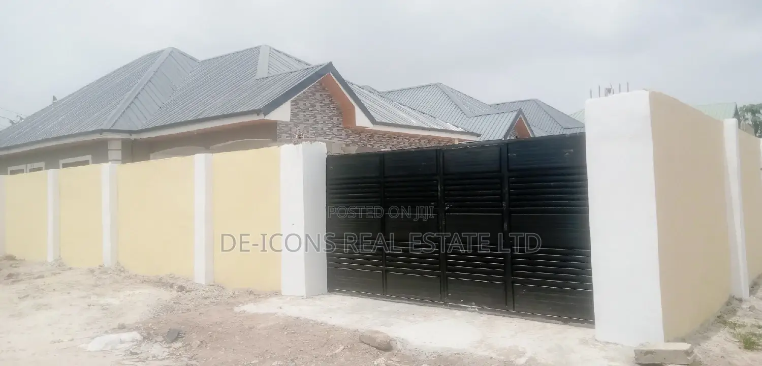 3bdrm House in De-Icons Real Estate, Awutu Senya East Municipal