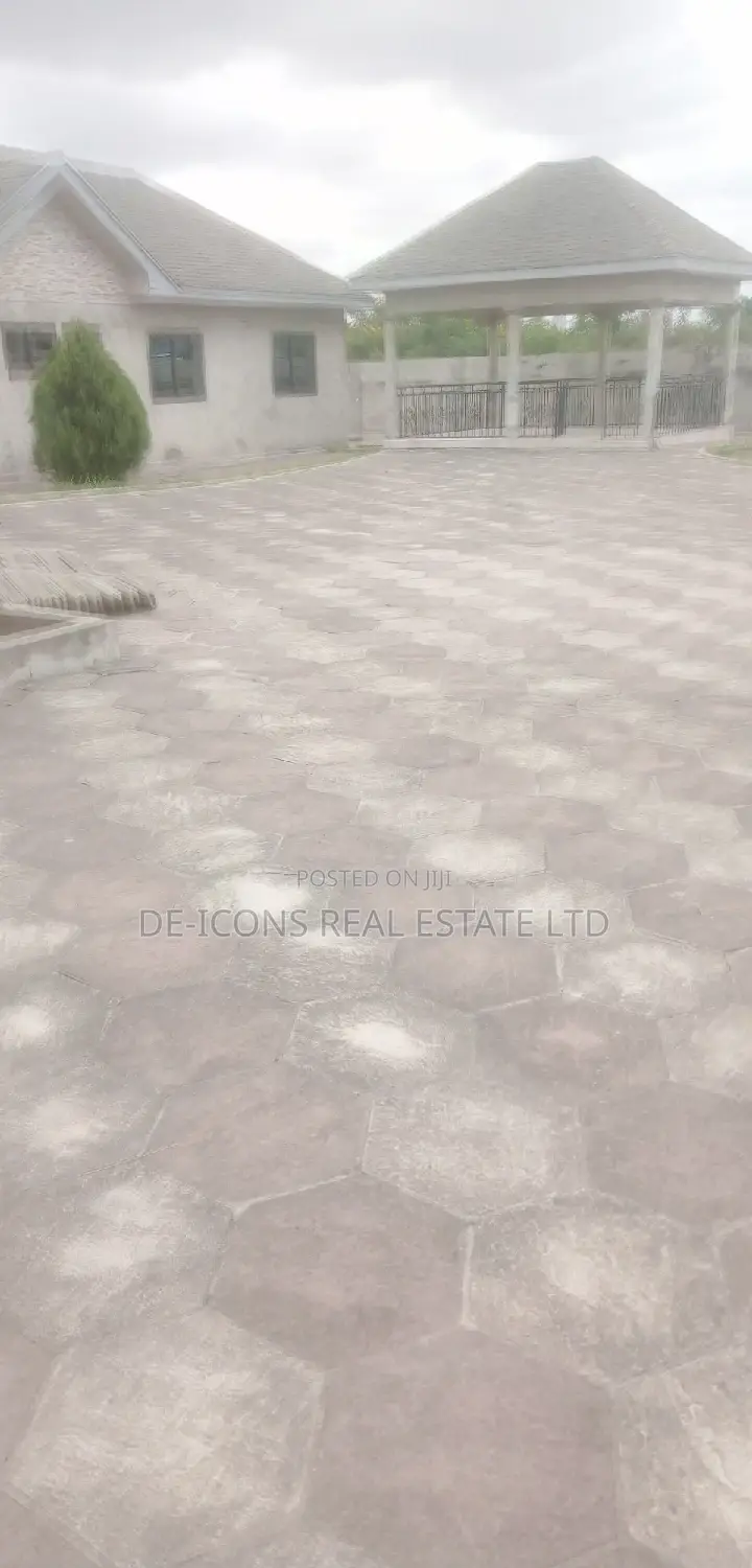 5bdrm Duplex in De-Icons Real Estate, Awutu Senya East Municipal
