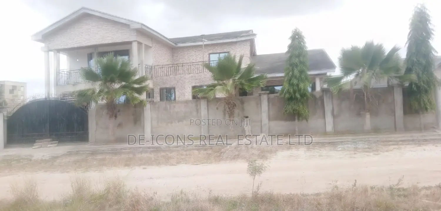5bdrm Duplex in De-Icons Real Estate, Awutu Senya East Municipal