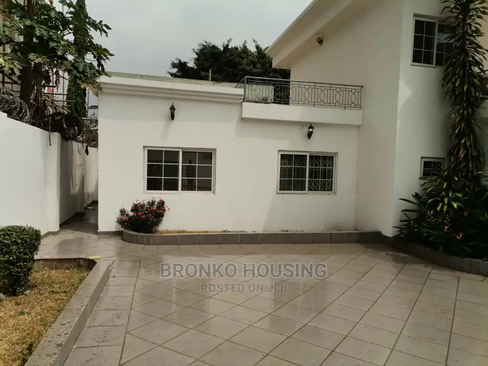 4bdrm Penthouse in Bronko Housing, Airport Residential Area for Rent