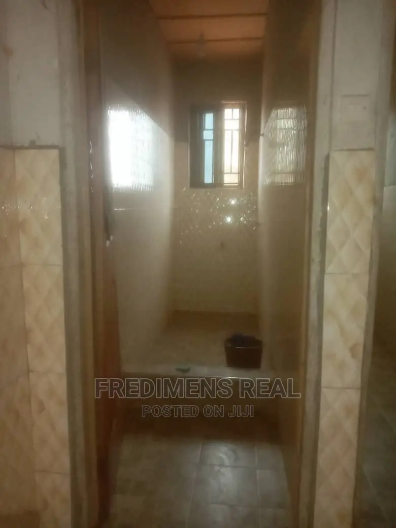 8bdrm House in Fredimens Real, Kumasi Metropolitan for sale