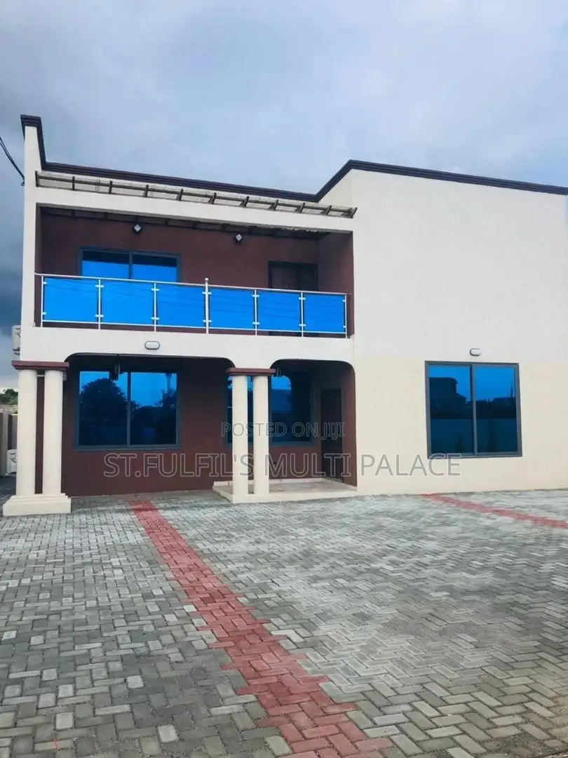5bdrm House in Adenta for Sale