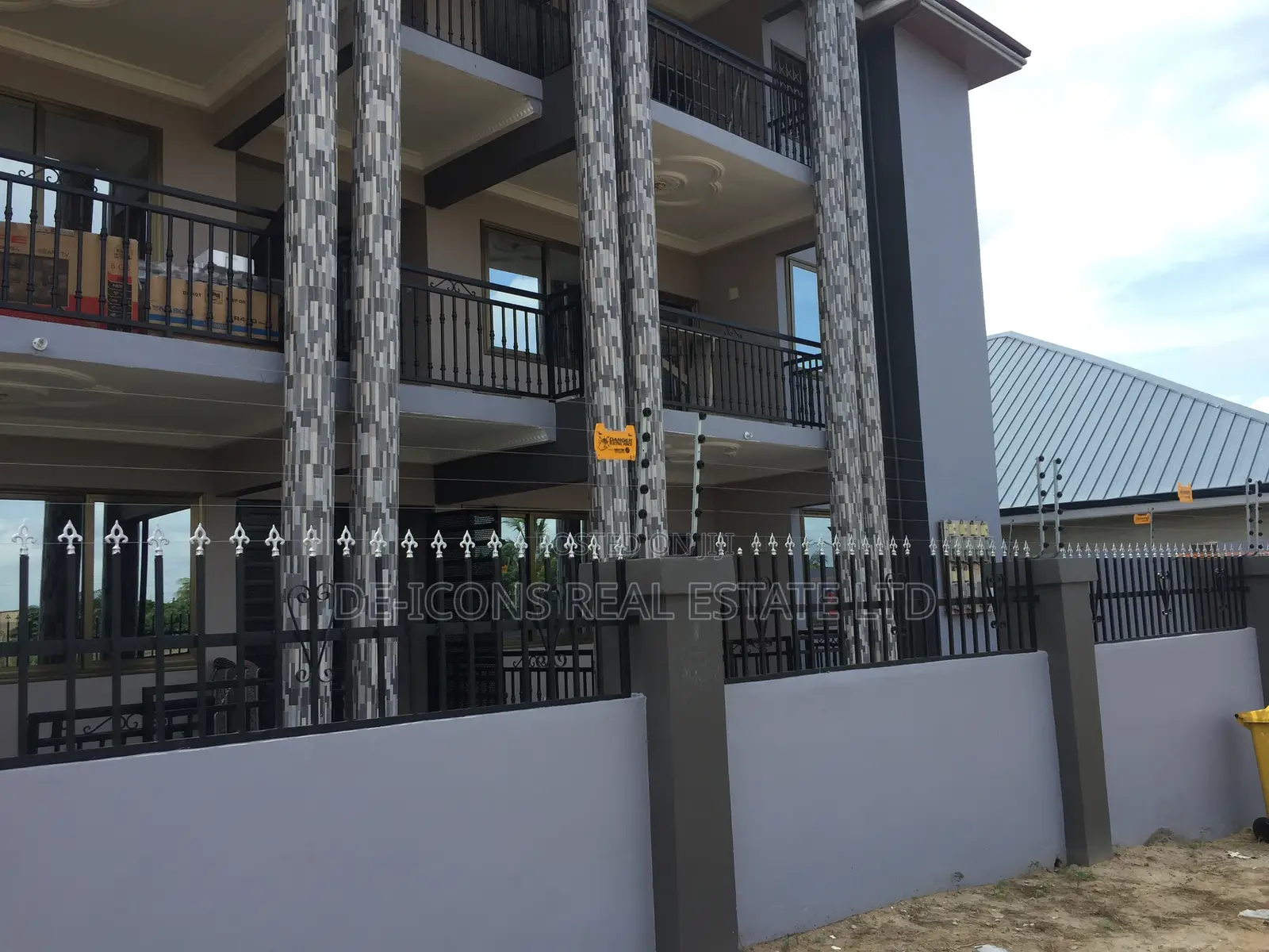 2bdrm Duplex in De-Icons Real, Ga South Municipal for rent