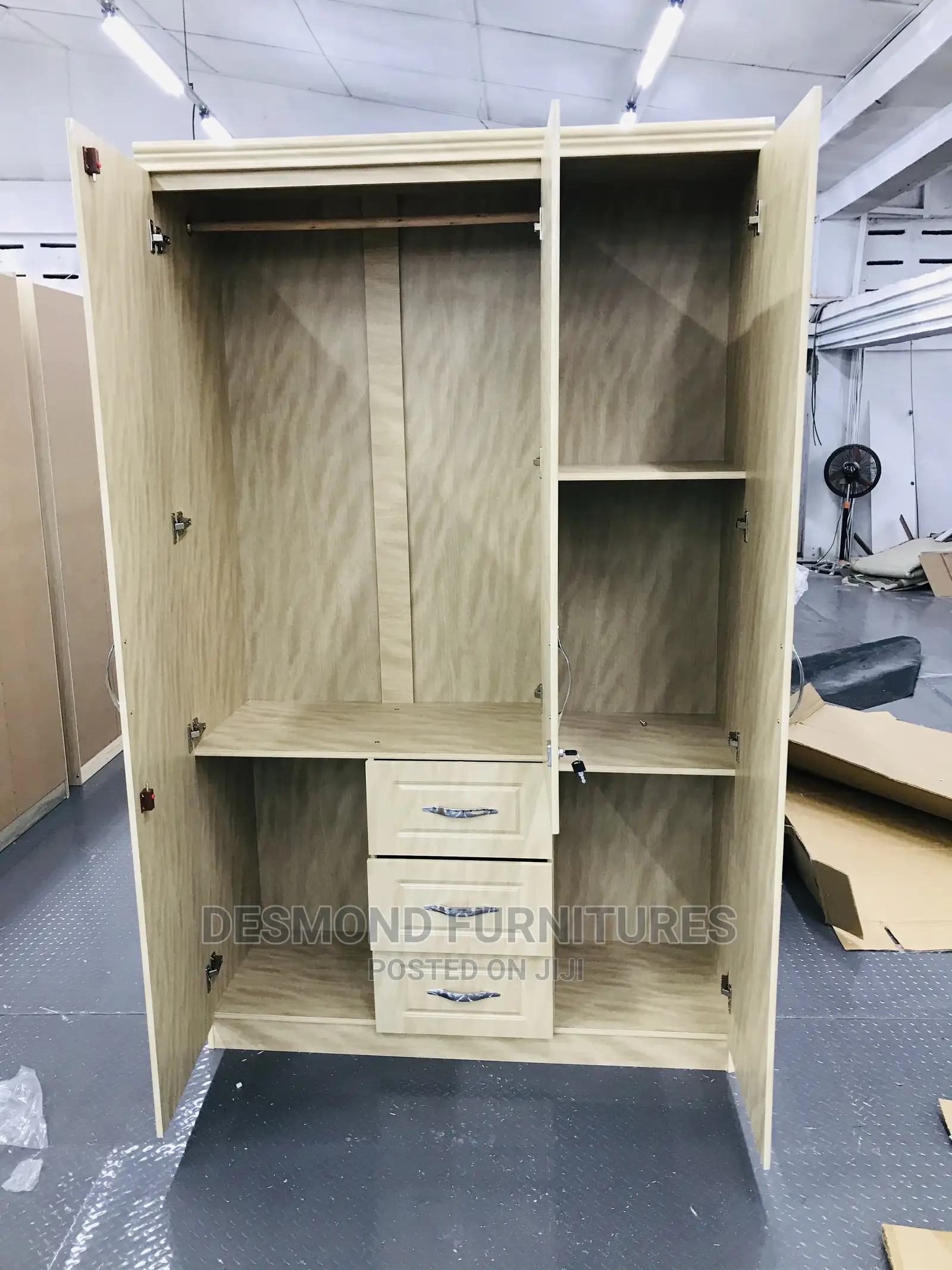 Three Doors Wardrobe With a Mirror(8163)