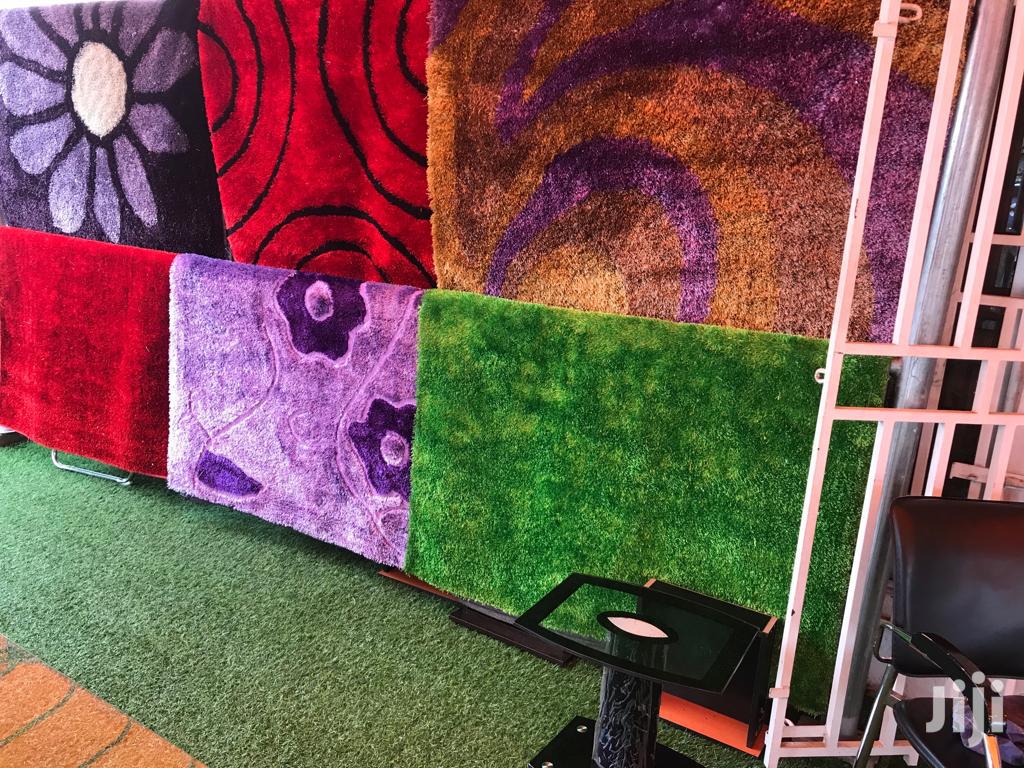 Nice Quality Center Carpet Available in Different Types