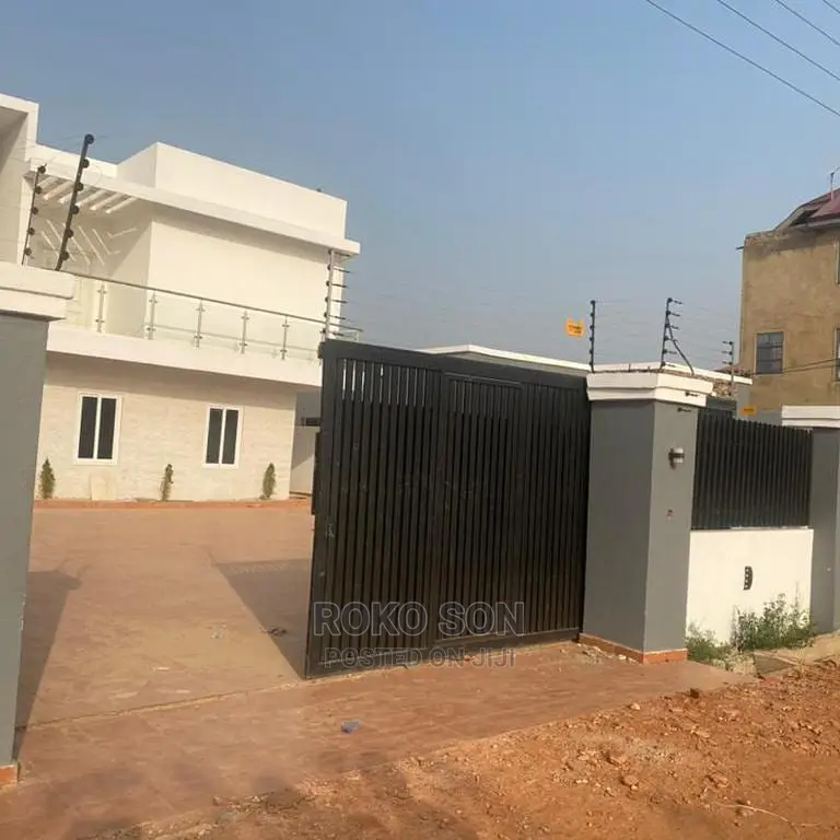 4bdrm Duplex in Dr Roko, Madina for sale