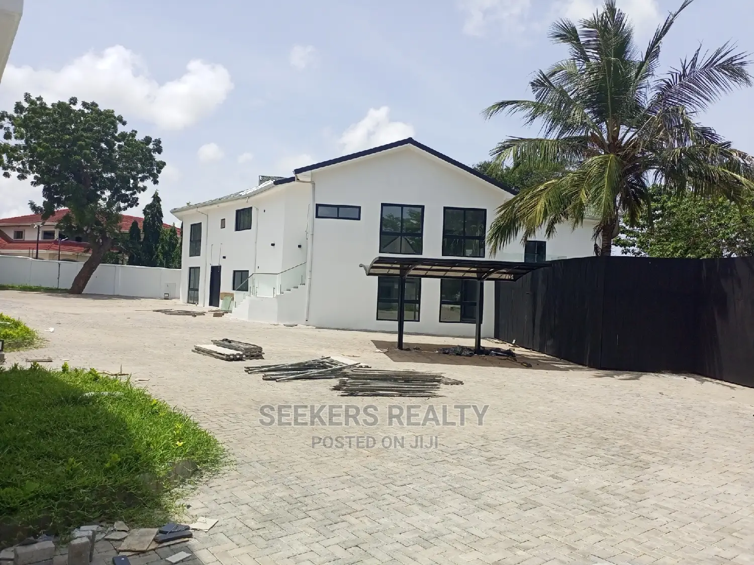 4bdrm Townhouse / Terrace in Seekers Realty, Cantonments for rent