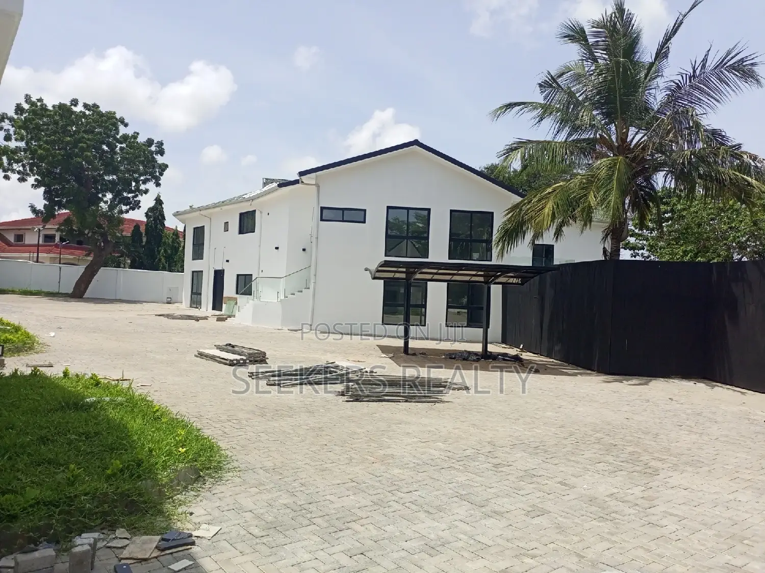 4bdrm Townhouse / Terrace in Seekers Realty, Cantonments for rent