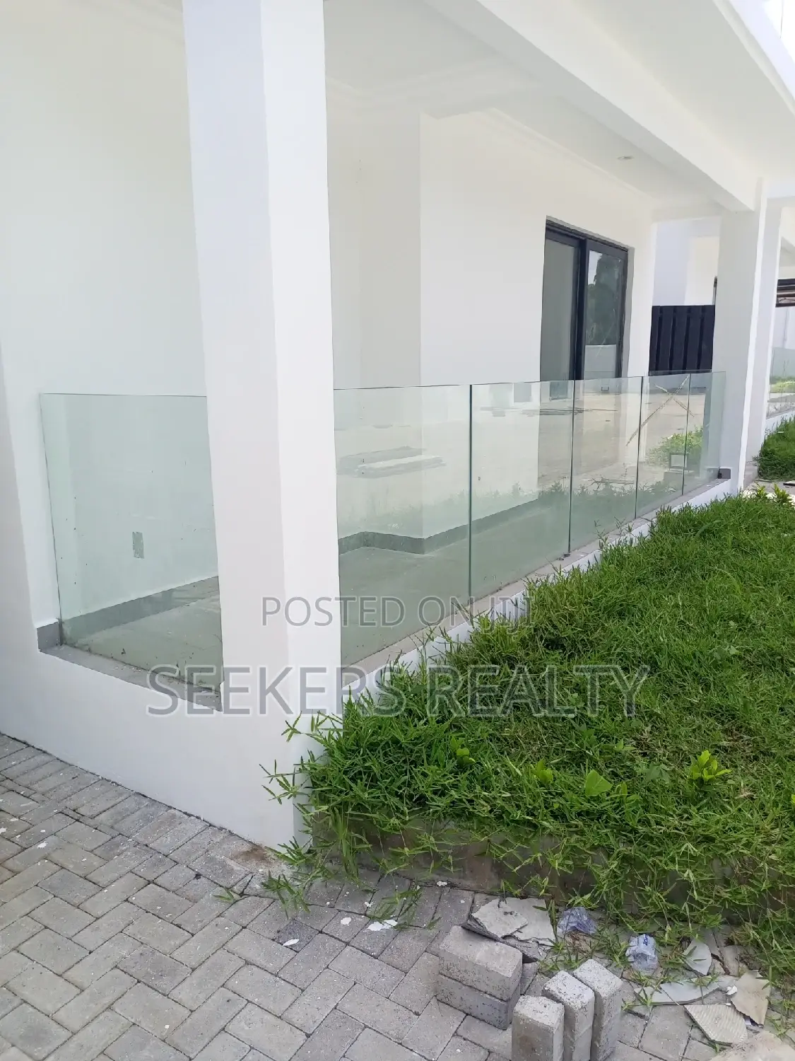 4bdrm Townhouse / Terrace in Seekers Realty, Cantonments for rent