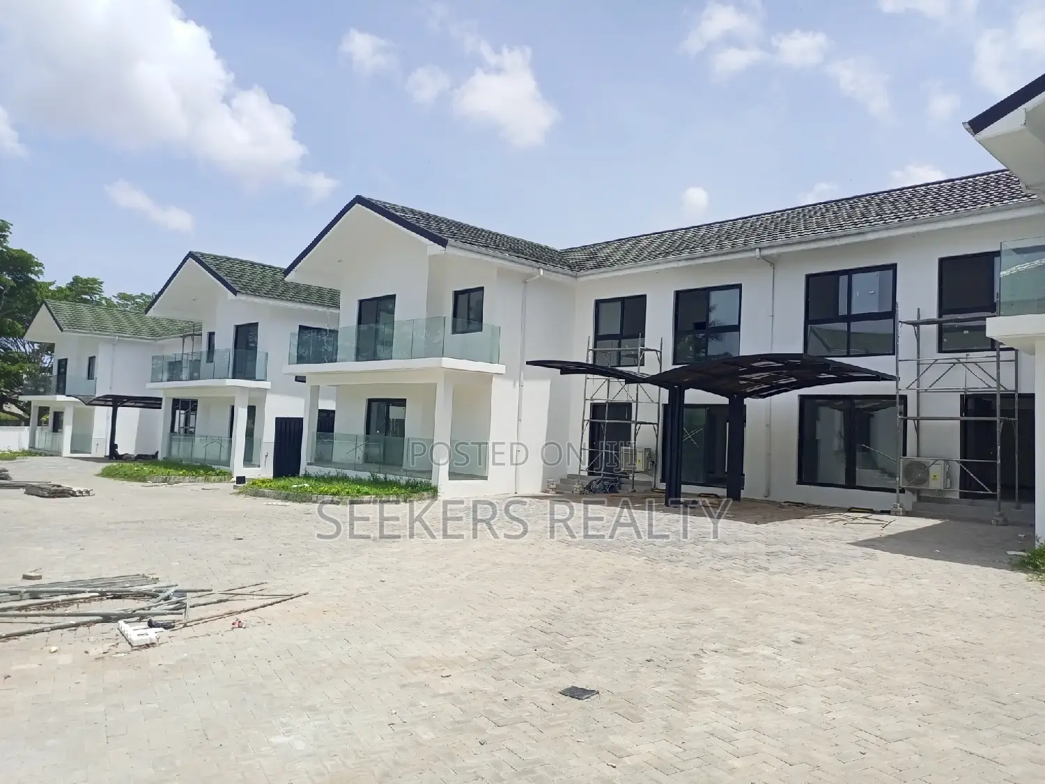 4bdrm Townhouse / Terrace in Seekers Realty, Cantonments for rent