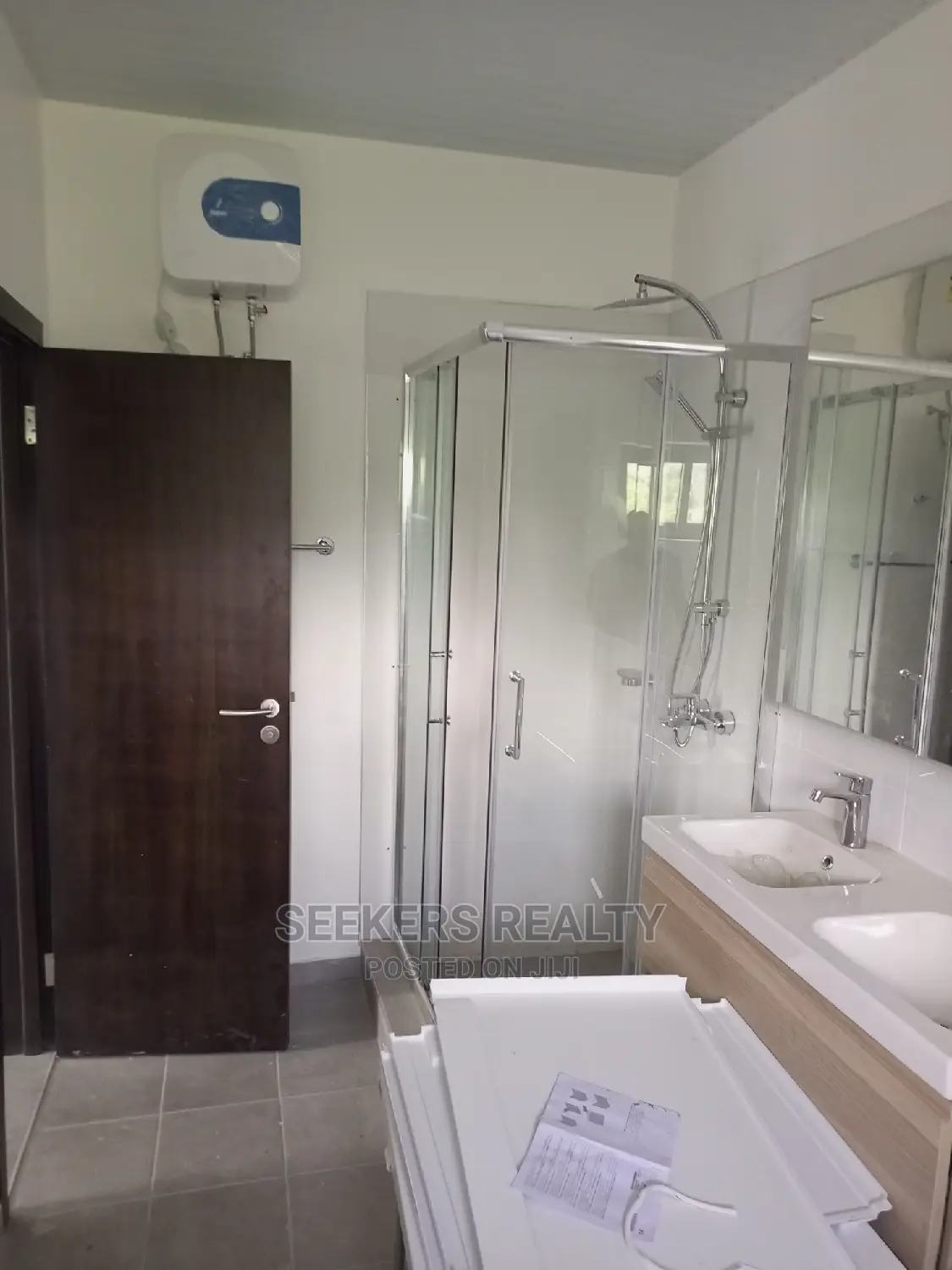 4bdrm Townhouse / Terrace in Seekers Realty, Cantonments for Rent