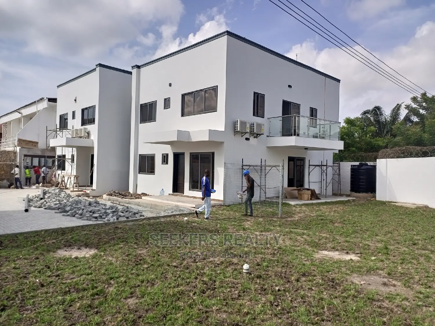 4bdrm Townhouse / Terrace in Seekers Realty, Cantonments for Rent