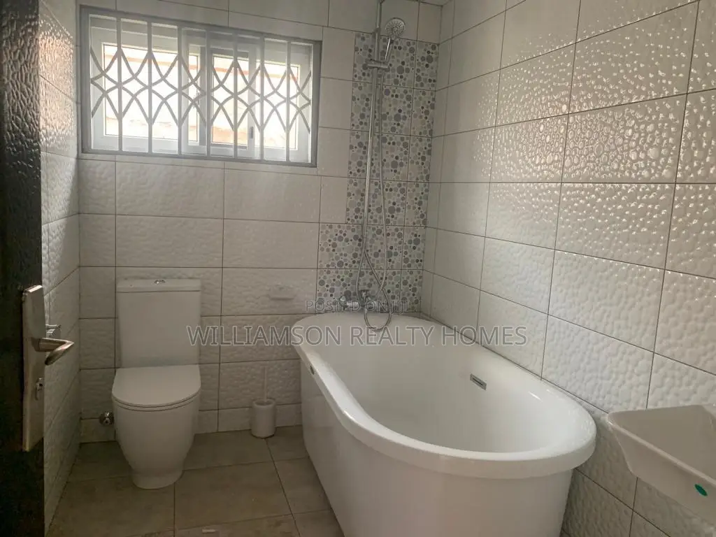 6bdrm Mansion in Community 18, Spintex for rent