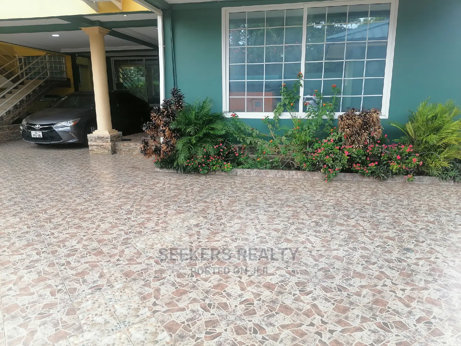 Furnished 3bdrm Apartment in Seekers Realty, Coffee Shop Area for rent
