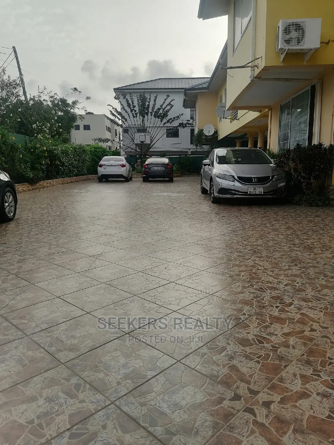 Furnished 3bdrm Apartment in Seekers Realty, Coffee Shop Area for rent