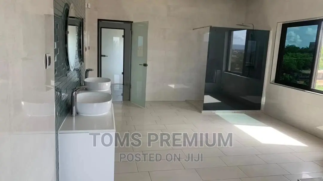 5bdrm Penthouse in Ogbojo, American House for Sale