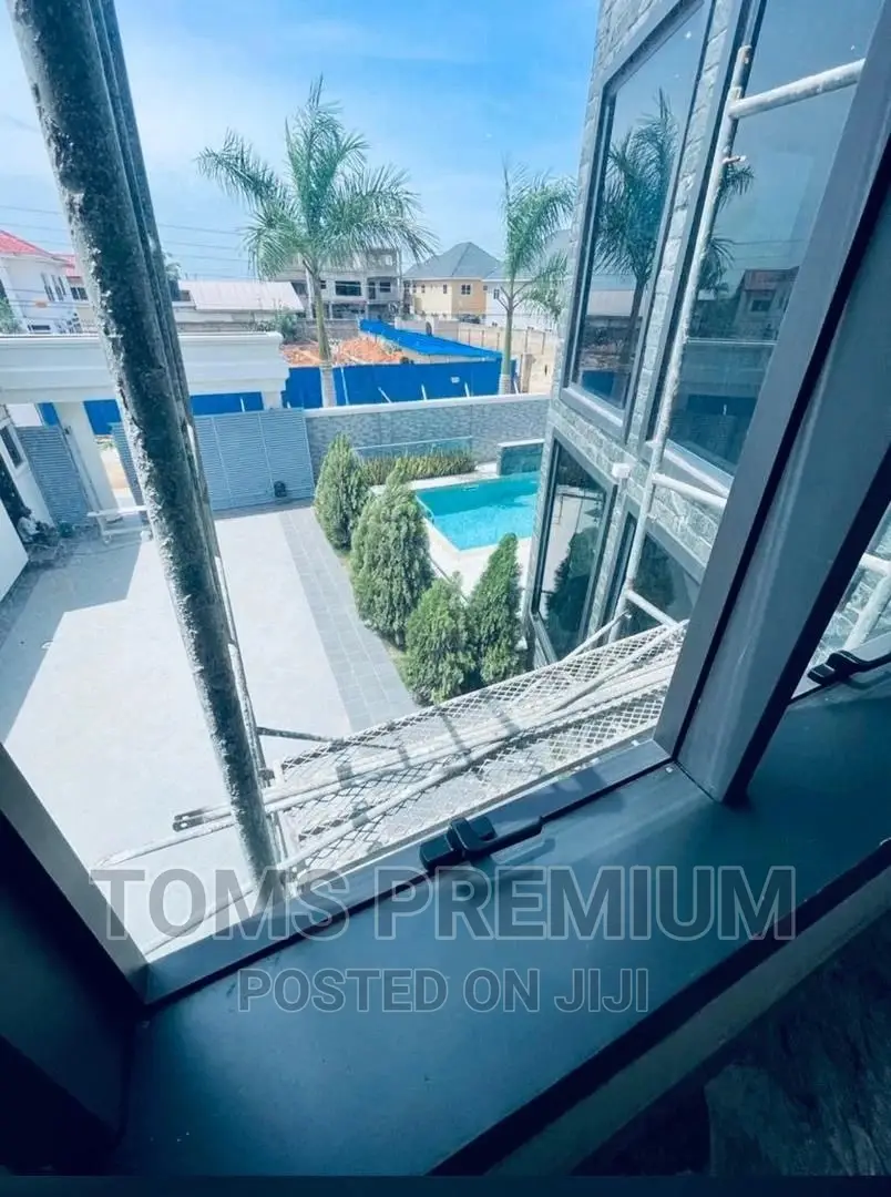 5bdrm Penthouse in Ogbojo, American House for Sale