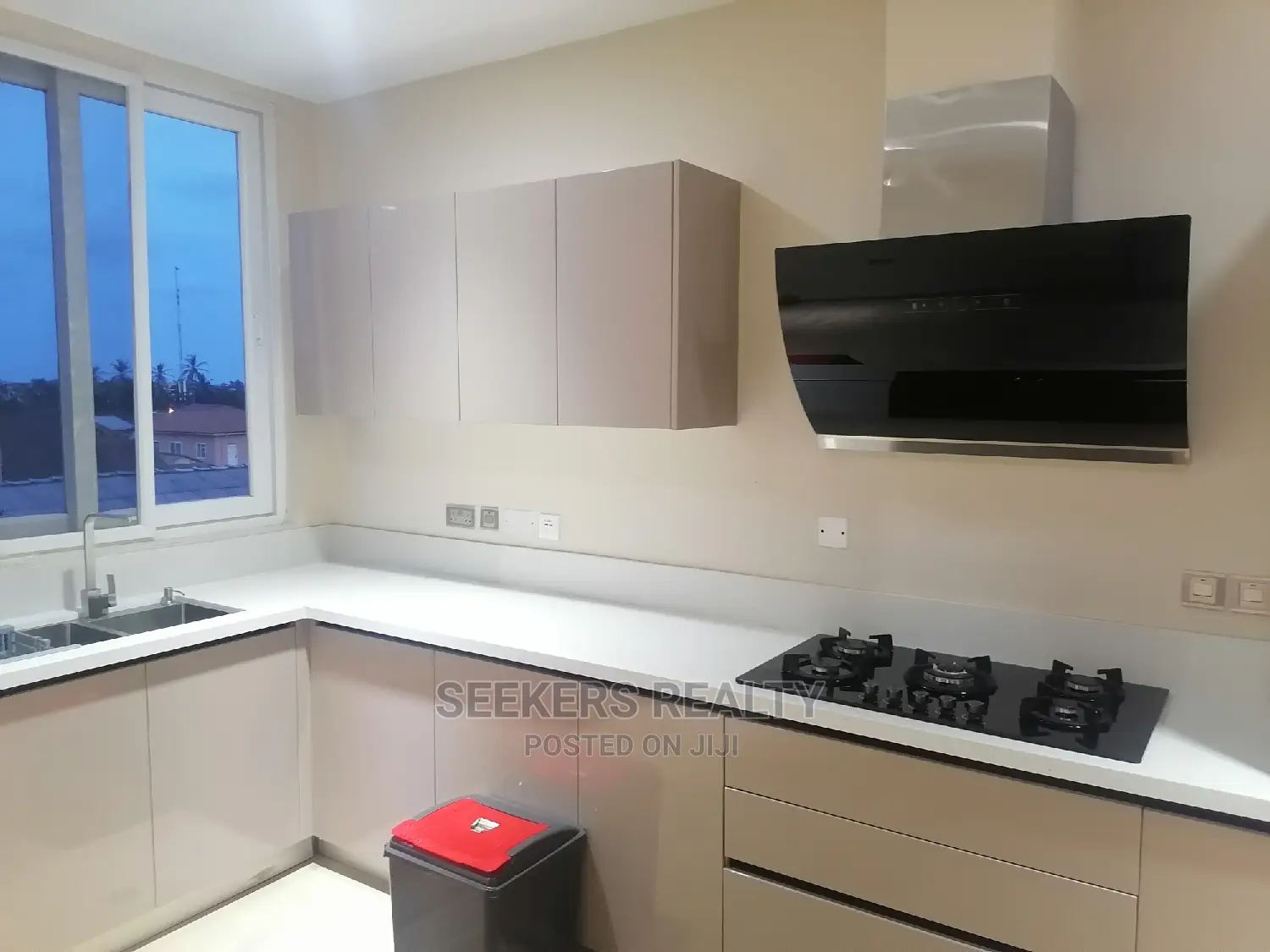 Furnished 2bdrm Apartment in Seekers Realty, Oxford Street for Rent