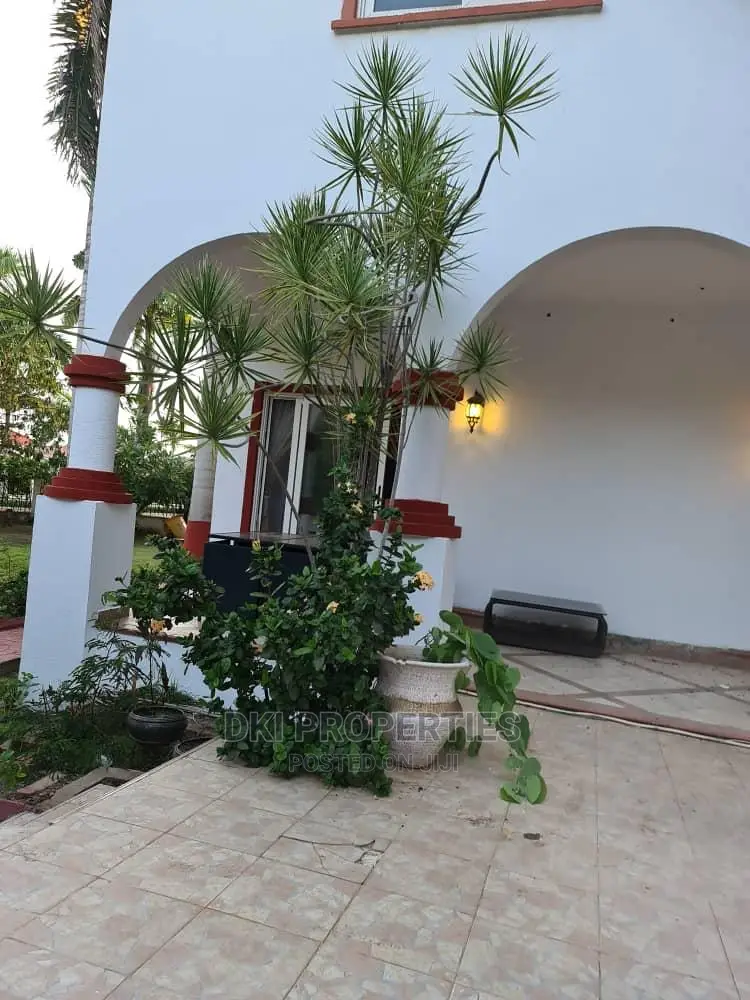 5bdrm House in Dki Properties, East Legon for Sale