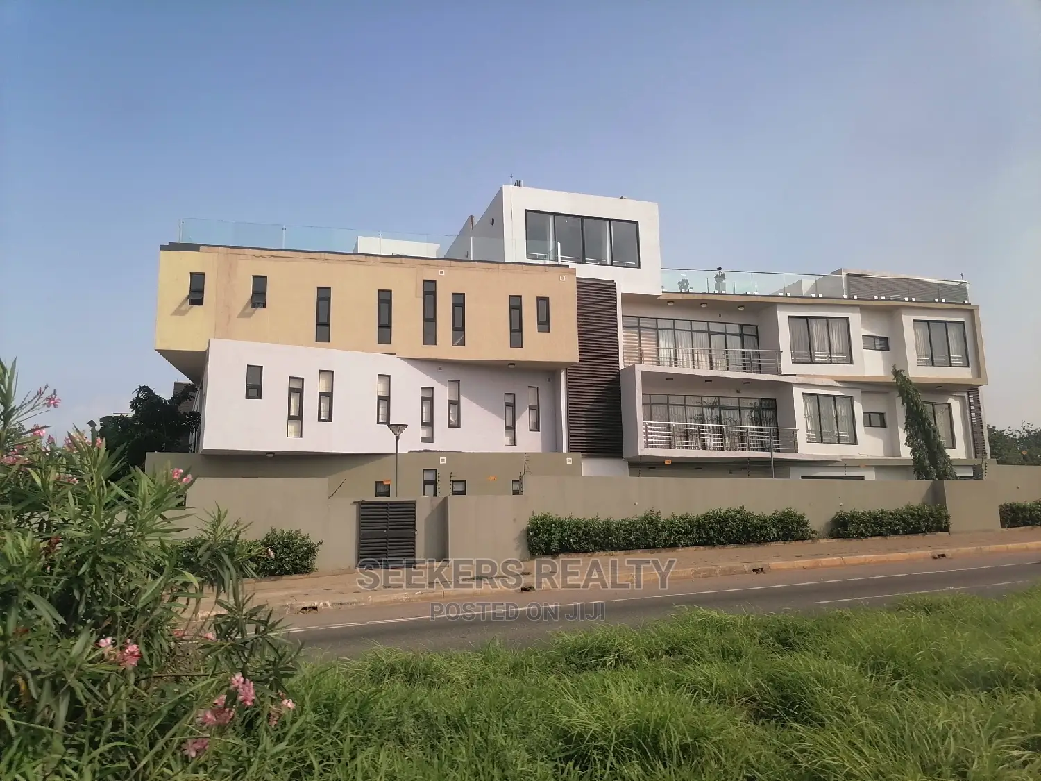 5bdrm Townhouse/Terrace in Seekers Realty, Cantonments for Rent