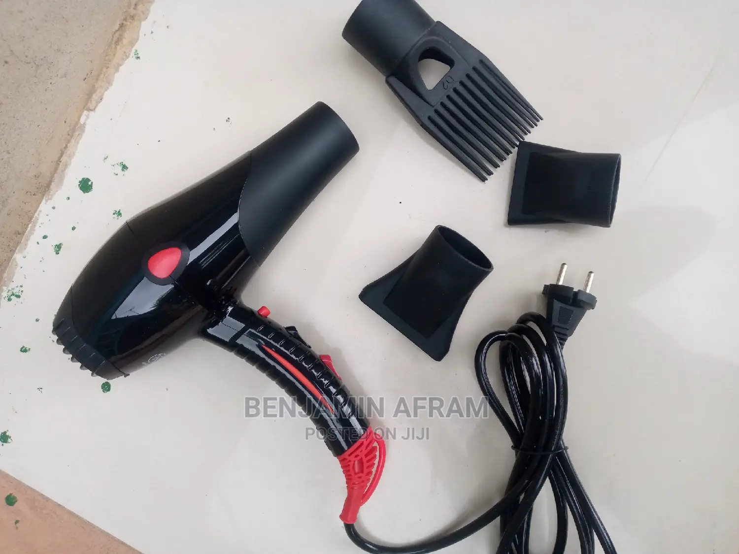 Hand Dryer With Comb