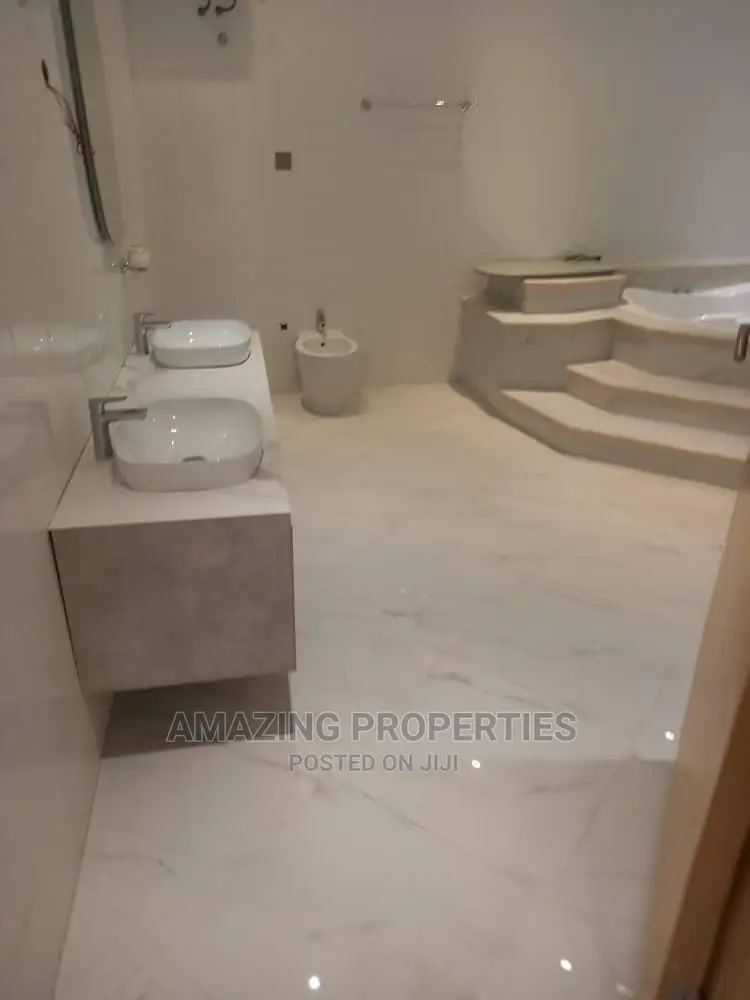 5bdrm House in East Legon for Sale