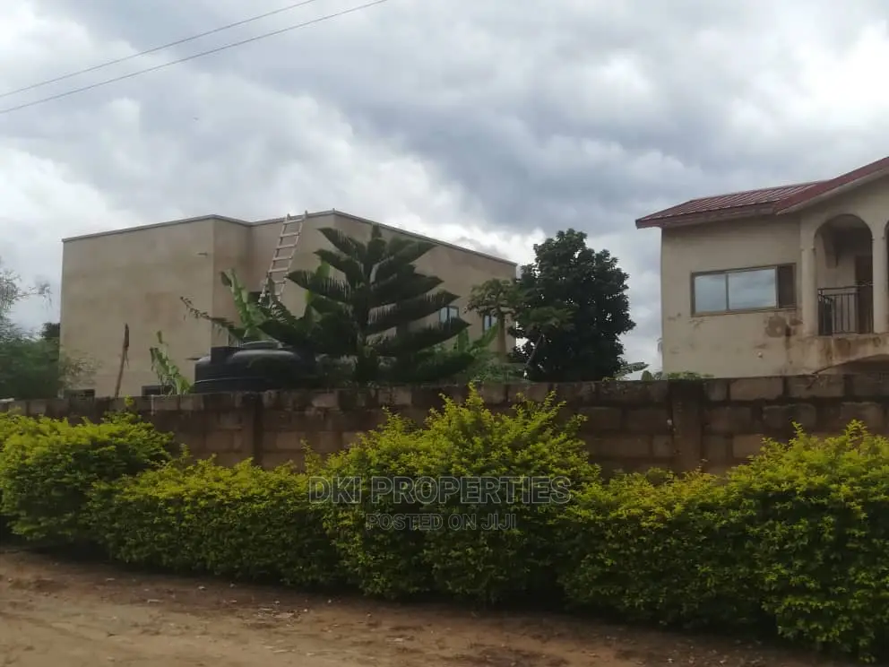 7bdrm House in Dki Properties, Oyibi for Sale