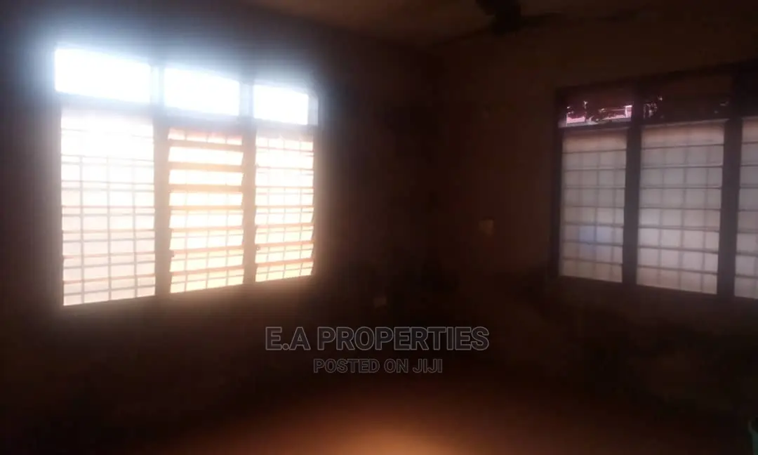6bdrm House in E a Propertis, Owusu Ansah for Sale
