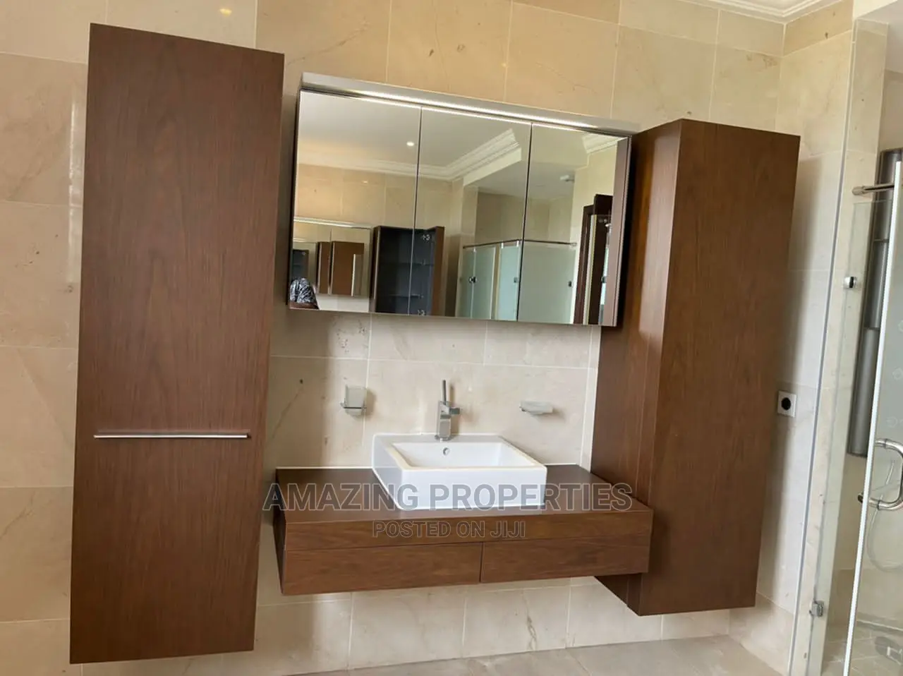 5bdrm House in 5Bedrooms With Two, East Legon for Rent